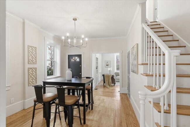 Foto del edificio - 305 W Broadway