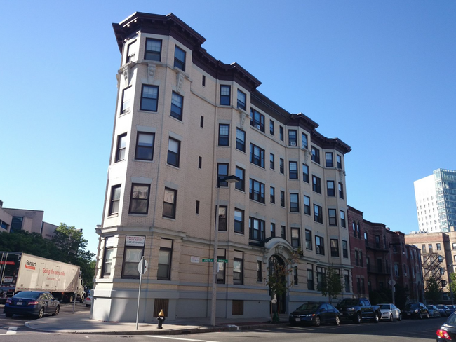 Building Photo - 204 Hemenway St