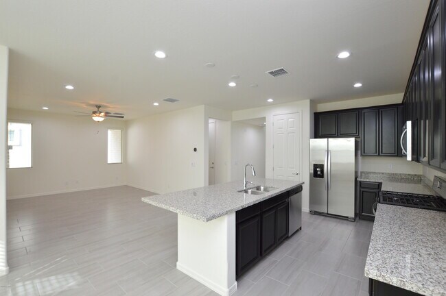 Foto del edificio - 1138 S Peden Dr