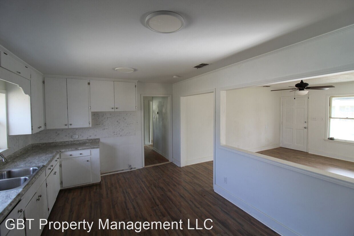 Primary Photo - 3 br, 2 bath House - 613 E. 9th St.