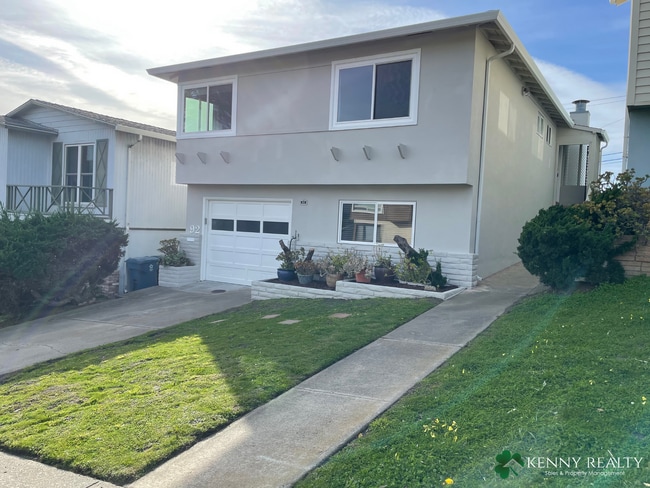 Building Photo - Large Five Bedroom, Three Bathroom with In...