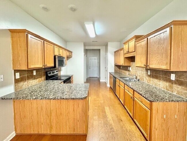 Building Photo - Spacious 2 Bedroom 2 Bath with Bonus Room