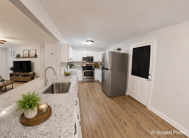 Foto del edificio - Large Fenced-in Backyard + Stainless Steel Appliances! Available August 5th!