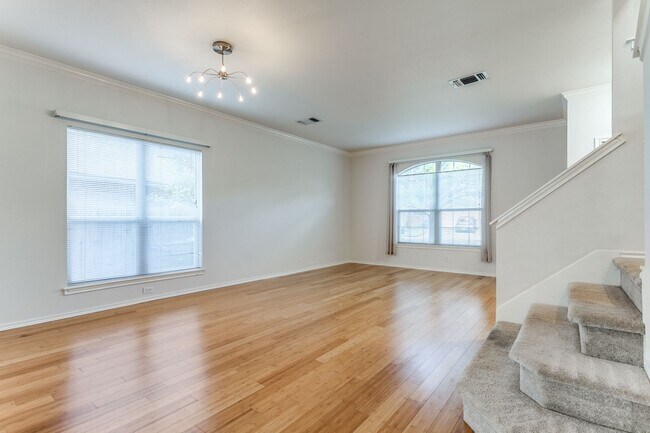 Foto del edificio - 4-BEDROOM IN PRESTON HOLLOW