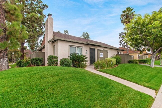 Building Photo - 3 Bedroom, 2 Bath 1374sf Detached condo in Mesa Village 92126.