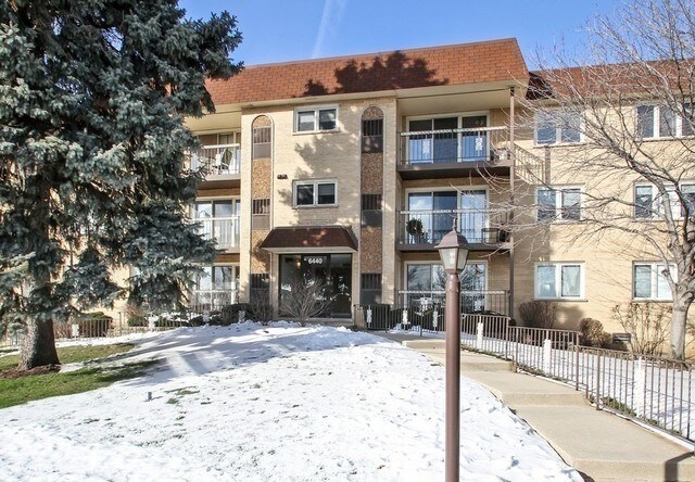 Foto principal - 6440 W Devon Ave