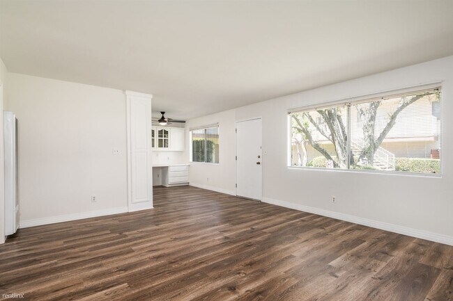 Foto del edificio - 2 br, 1 bath Condo - 25925 Narbonne Avenue