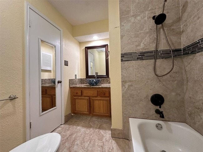 Foto del edificio - 3230 Meadway Dr