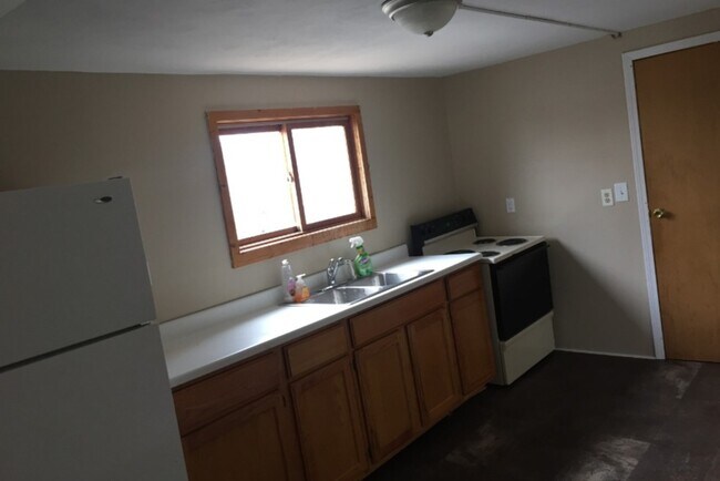 Kitchen - 102 W 1st St S