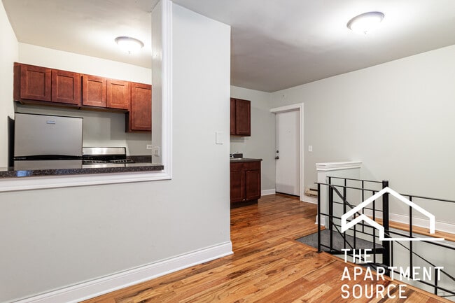 Building Photo - 809 W Cornelia Ave