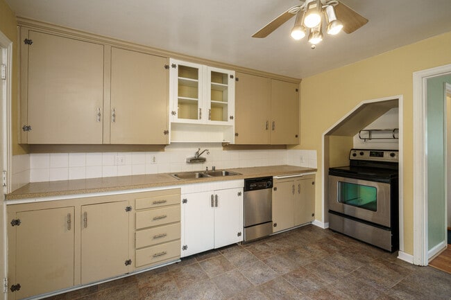 Building Photo - 2 Bedroom with Bonus Room and Office on La...