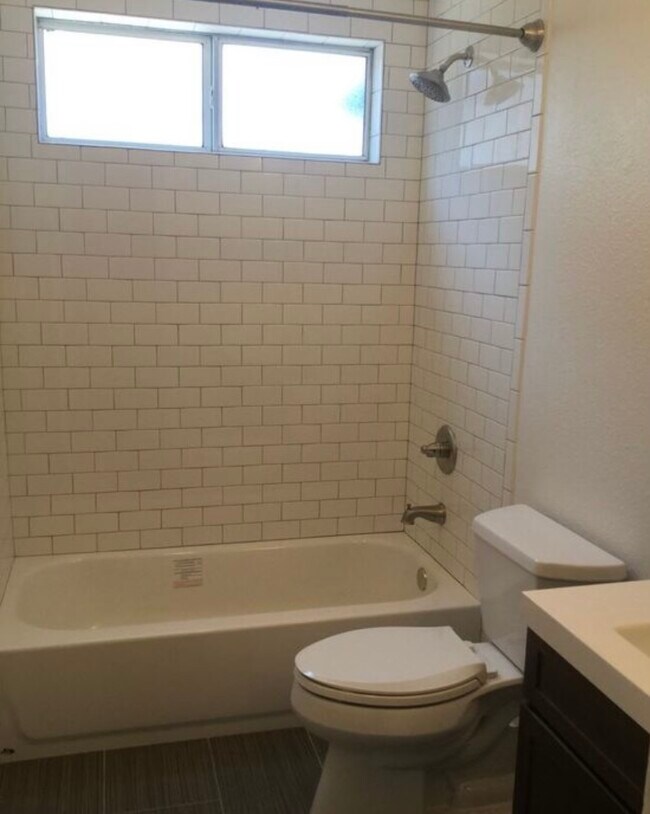 Building Photo - 2116 S Orange Dr
