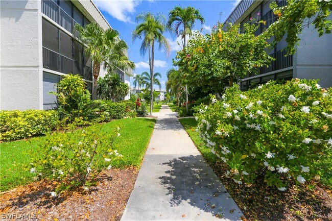 Foto del edificio - 788 Park Shore Dr