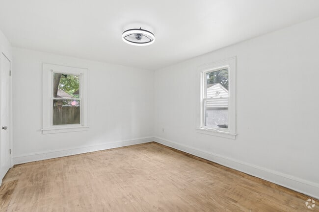 2BR, 1BA - 760SF - Bedroom - 1331 Hillcrest Dr