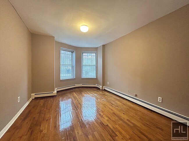 Building Photo - Lovely Brownstone 1BR + Private Backyard w...