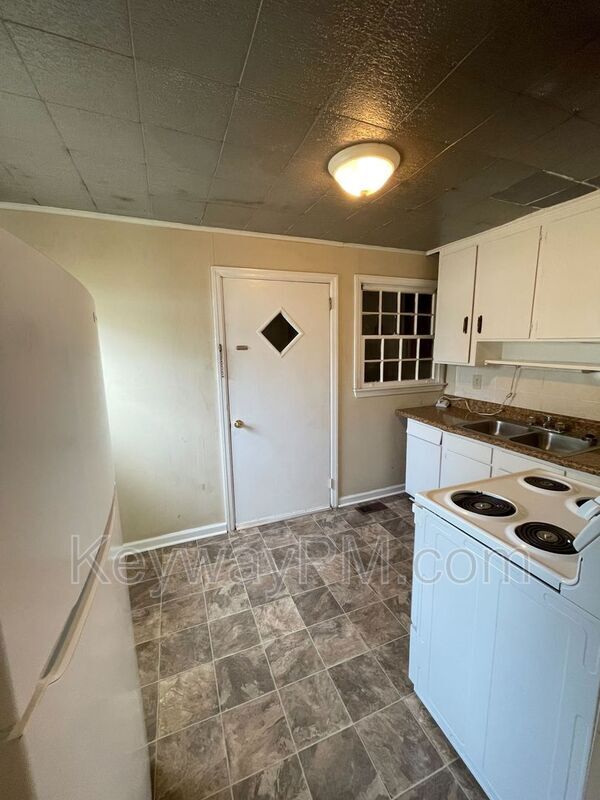 Building Photo - 3137 Lake Forest Dr