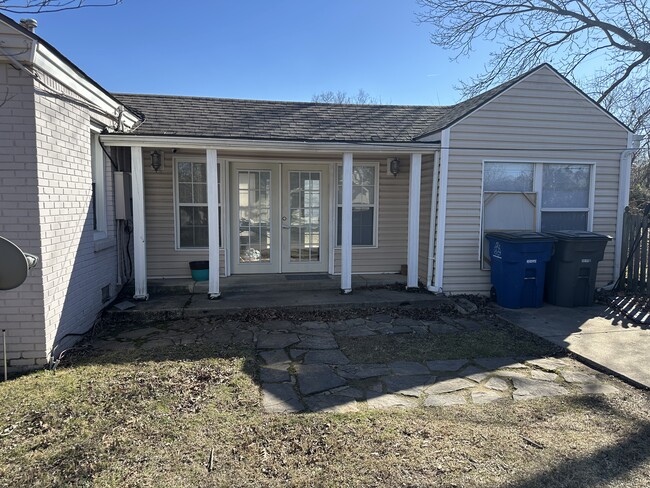 Building Photo - 1404 S Oswego Ave
