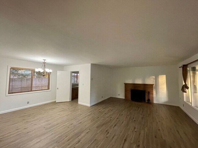 Foto del edificio - Classic 3 Bedroom 1.5 Bathroom Ranch House in Beaverton!! Great Yard! Cedar Hills~Cedar Mill Nort...
