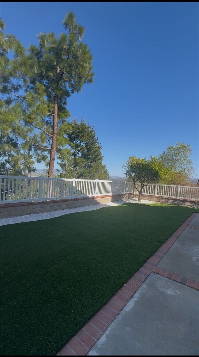 Foto del edificio - 24825 Laurelcrest Ln