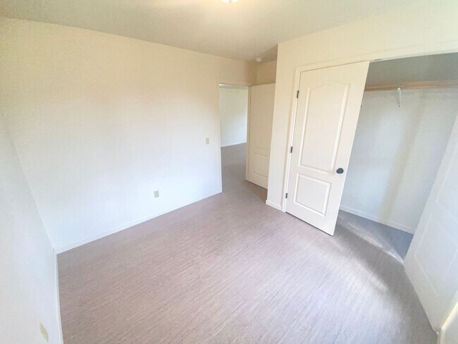 Foto del edificio - For Lease - 2 Bed, 1 Bath, 950sqft Duplex ...