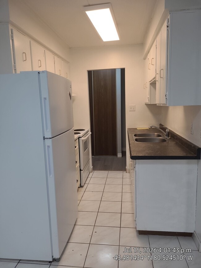 Photo du bâtiment - SPACIOUS ONE BEDROOM WITH BALCONY-WATERLOO ON