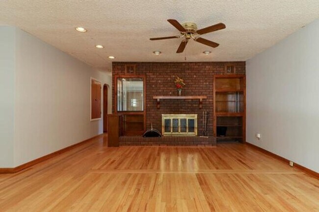Foto del edificio - 101 W Cypress St