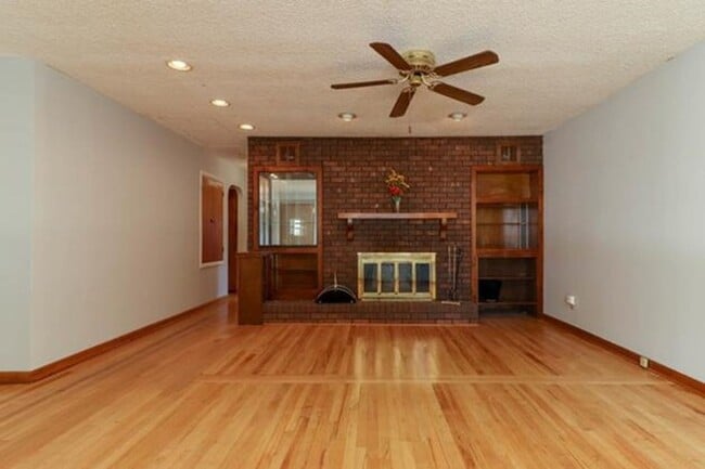 Building Photo - Spacious 3-Bedroom Home with Oversized Gar...