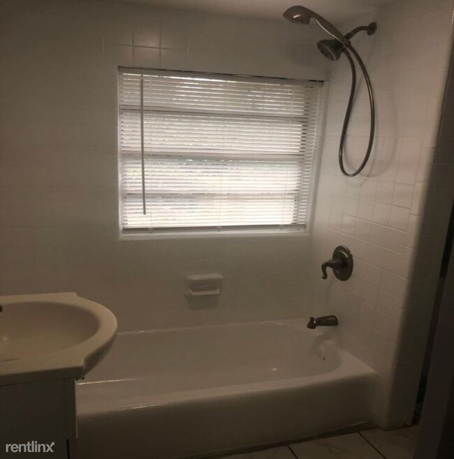 Building Photo - 1 br, 1 bath Apartment - 707 E Broad St Apt 4