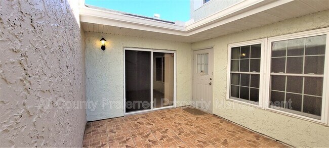 Foto del edificio - 1485 Malibu Cir NE