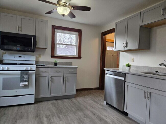 Foto del edificio - Small in Size, Big on Charm – Updated 1 Bed Home on East Oberlin!