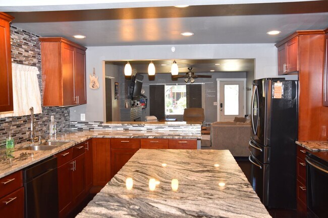 Building Photo - 3 Bedroom 2 Bath Updated Rambler with Cove...