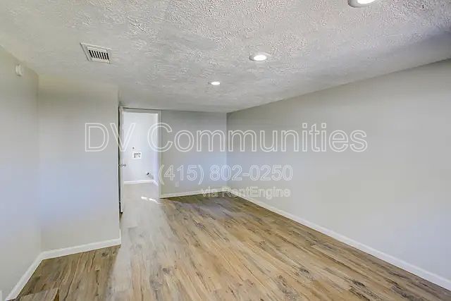 Foto del edificio - 717 E Republic Ave
