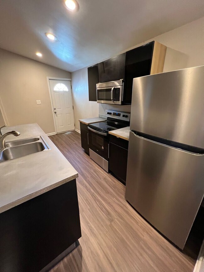 Foto del edificio - AVAILABLE MAY 2024 - Beautiful, Open-Conce...
