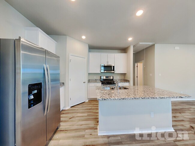 Building Photo - 5300 Saddle Clb Dr