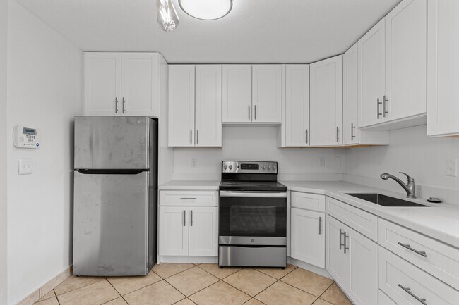 Building Photo - 9500 NW 74th Ct