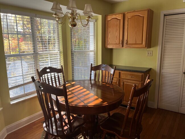 Foto del edificio - 521 Hickory Woods Rd