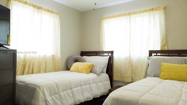Foto del edificio - 2350 NW 184th St