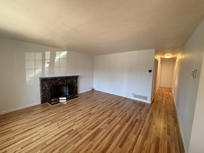 Foto del edificio - "Charming 3-Bed, 1.5-Bath Retreat on Johns...