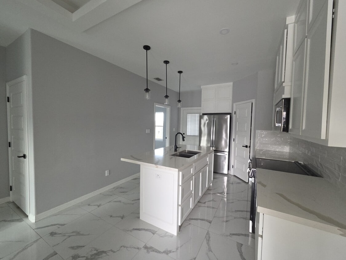 Building Photo - 1604 W B St