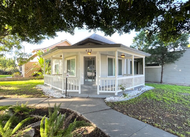 Building Photo - REMODELED 2 BED, 1.5 BATH IN CORONA