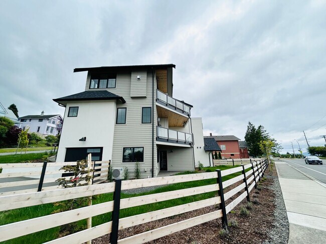 Foto del edificio - New Townhome on 500 12th st! ~ Furnished O...