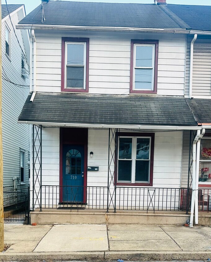 Primary Photo - 710 Broadway