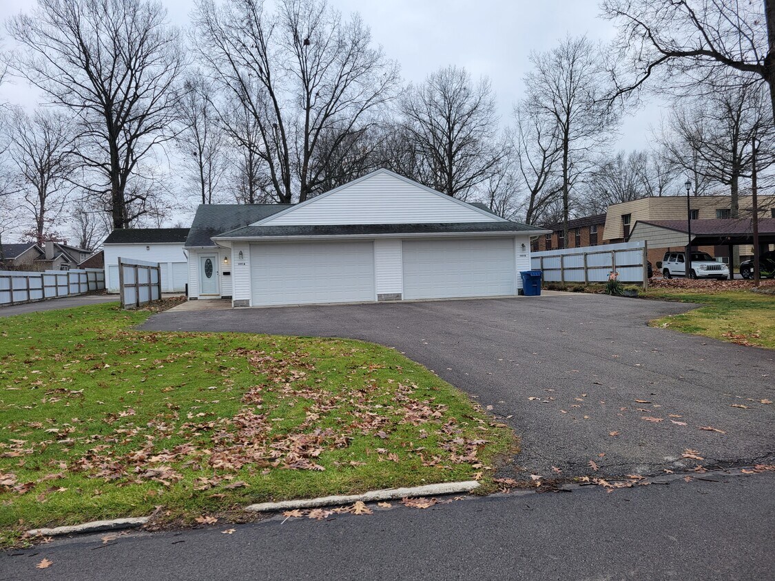 4805 Westchester Dr, Youngstown, OH 44515 Townhome Rentals in