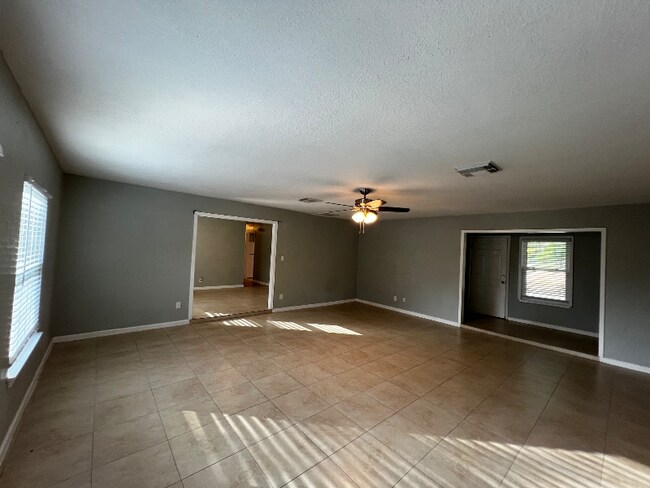 Building Photo - 1103 Floradale Dr
