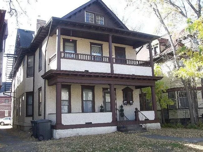 Building Photo - 810 6th St SE