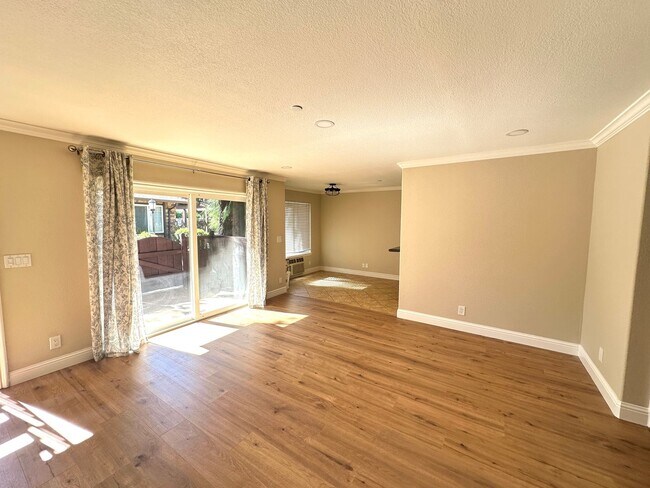 Building Photo - Charming 2 bed 1.5 bath Spanish Style Cond...