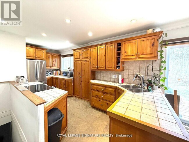 Photo du bâtiment - 38 Burnhamthorpe Rd W