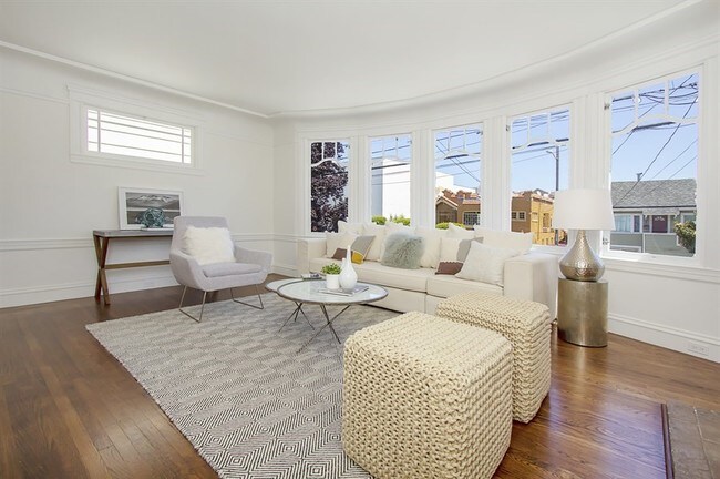 Building Photo - Newly Renovated Marina Style Bay View Home