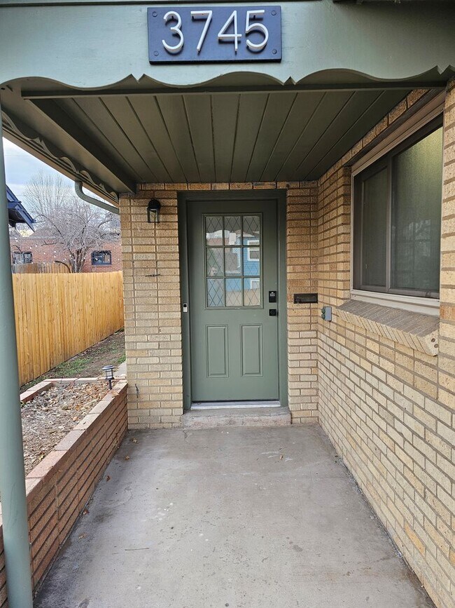 Building Photo - Newly Remodeled 2 Bed 1 Bath Home with 2 Car Garage