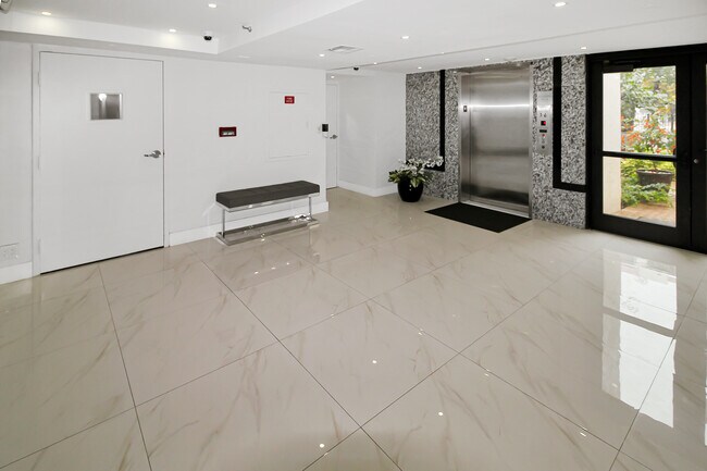 Foto del edificio - 16919 N Bay Rd